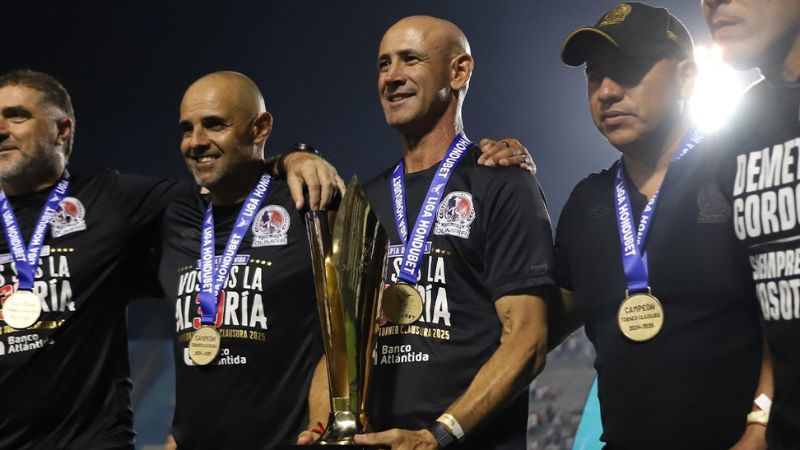 El técnico campeón de Olimpia, Eduardo Espinel, dice que está viviendo un momento impresionante.