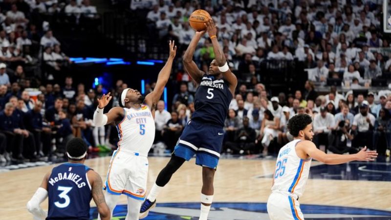 Anthony Edwards lideró la victoria de los 'Wolves' anotando 30 puntos.