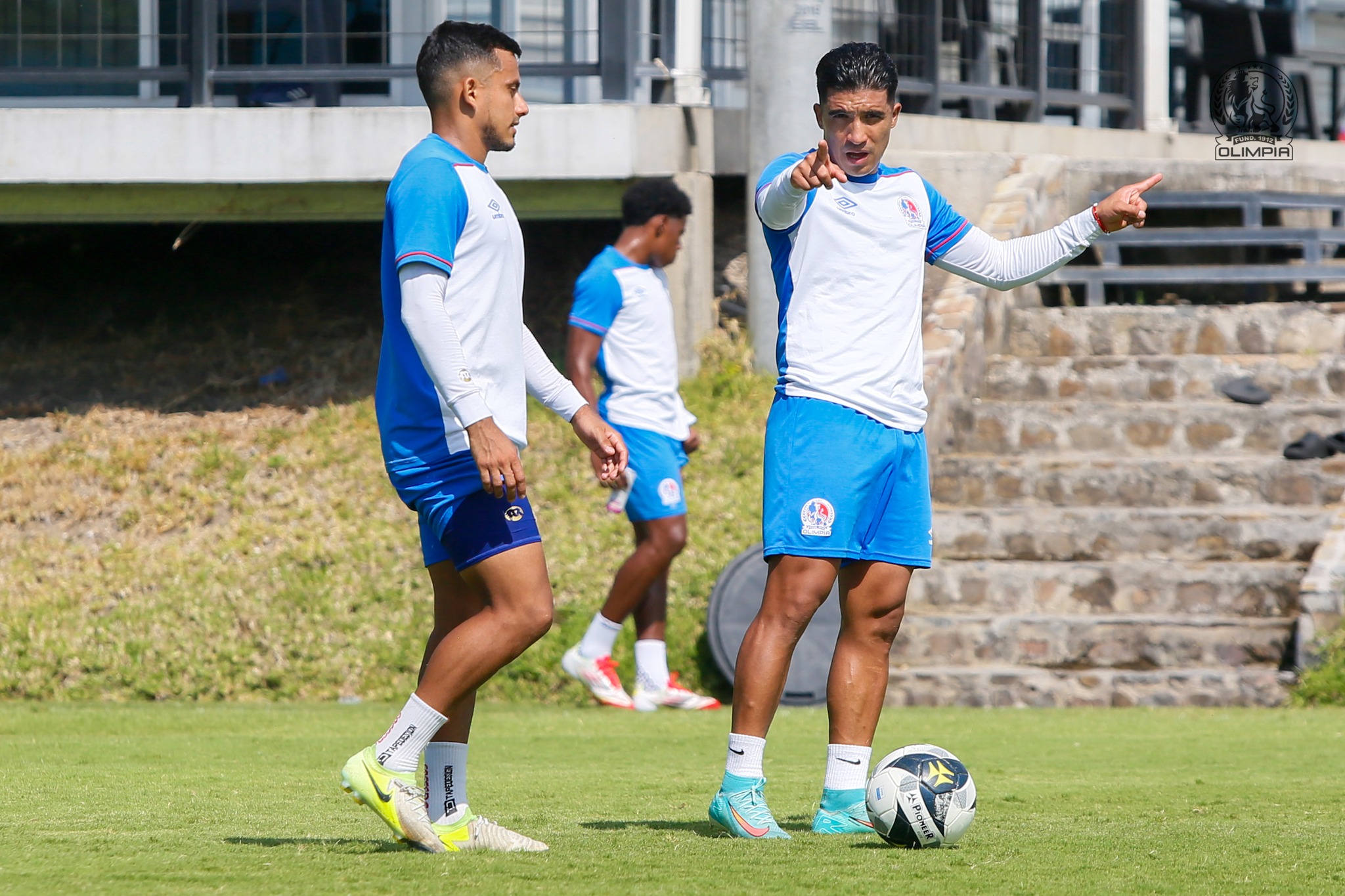 Edwin Rodríguez dialoga con Michaell Chirinos, durante el entrenamiento del cuadro blanco.