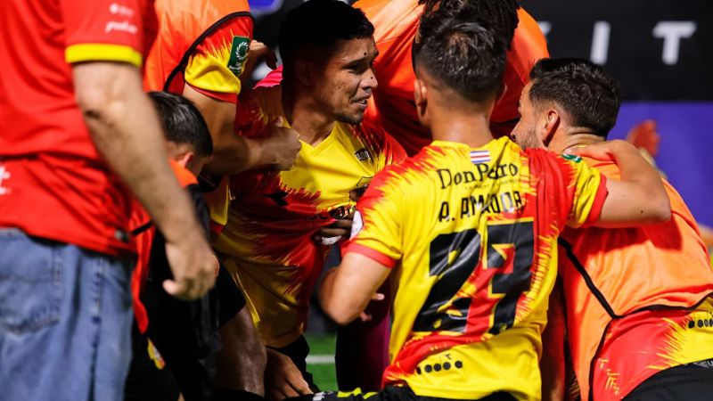 Los jugadores del Herediano felicitan al "catracho", Getsel Montes, por haberles dado el título del torneo de Clausura.