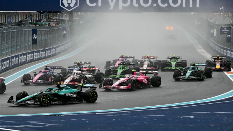 El piloto español de Aston Martin, Fernando Alonso, compite durante el Sprint de Fórmula Uno de Miami.
