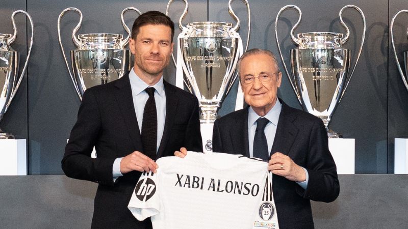 Florentino Pérez le entrega la camisa del Real Madrid al nuevo técnico, Xabi Alonso.