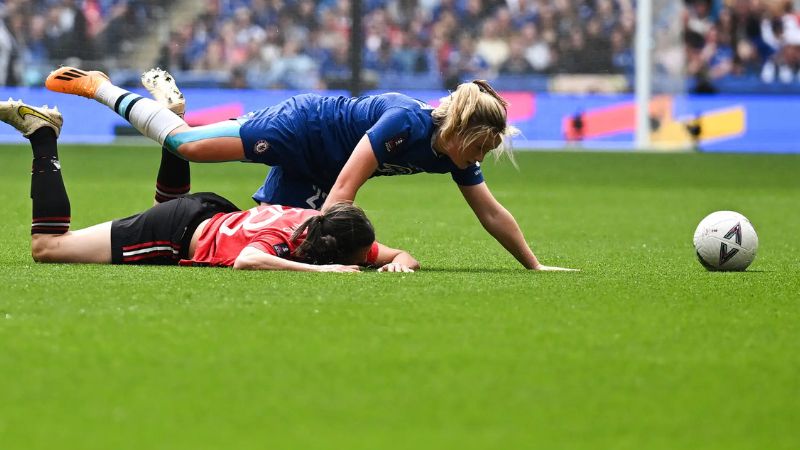 La Federación Escocesa de Fútbol tomó una decisión similar de no permitir la participación de mujeres transgéneros.