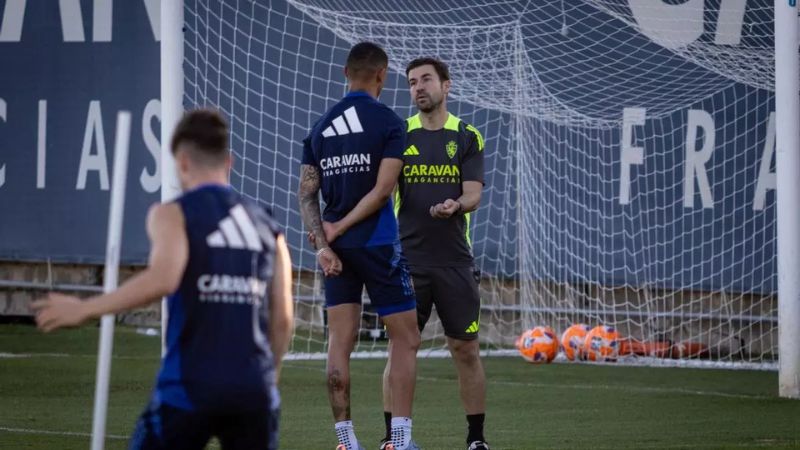 Gabi Fernández dialoga con el hondureño Kervin Arriaga durante un entrenamiento del Real Zaragoza.