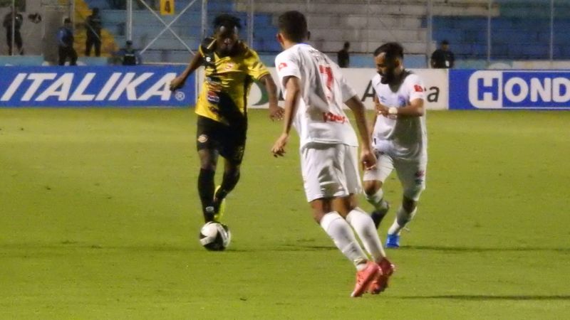 Jhon Jairo López considera como un duro golpe la "paliza" que recibieron de manos de Olimpia.