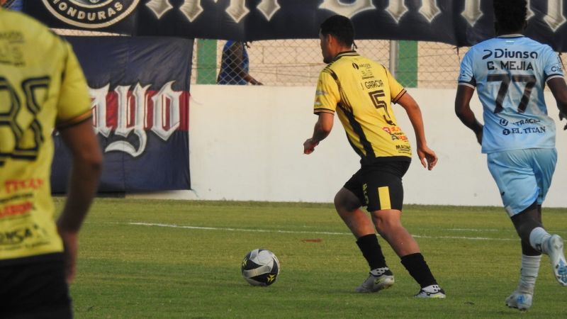 El defensa de Génesis Comayagua, Junior García, le gana el balón al motagüense, Carlos "Zapatilla" Mejía.