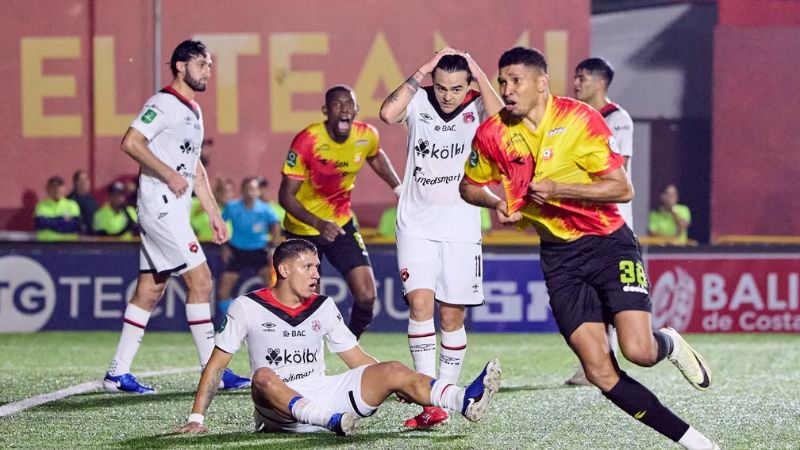 El defensa hondureño, Getsel Montes, celebra después de anotar el gol del título del Herediano sobre la Liga Deportiva Alajuelense.