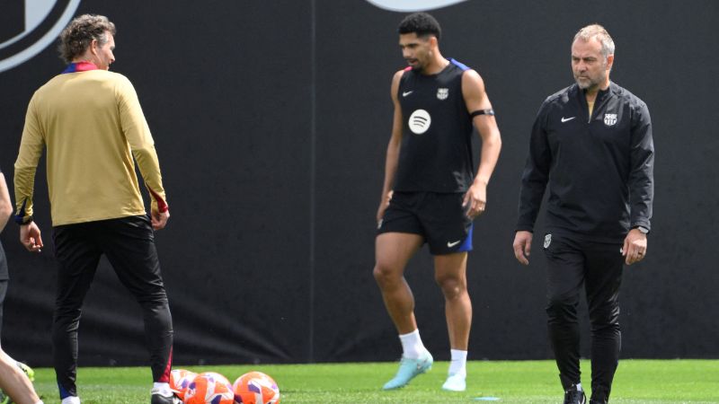 El entrenador alemán del Barcelona, ​​Hans-Dieter Flick, dirige una sesión de entrenamiento en la víspera del partido contra el Real Madrid.