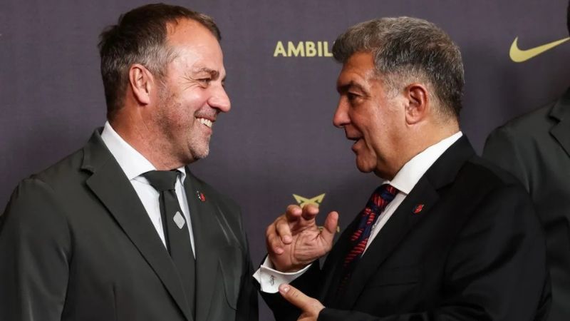 Hansi Flick dialoga con el presidente del Barcelona, Joan Laporta.