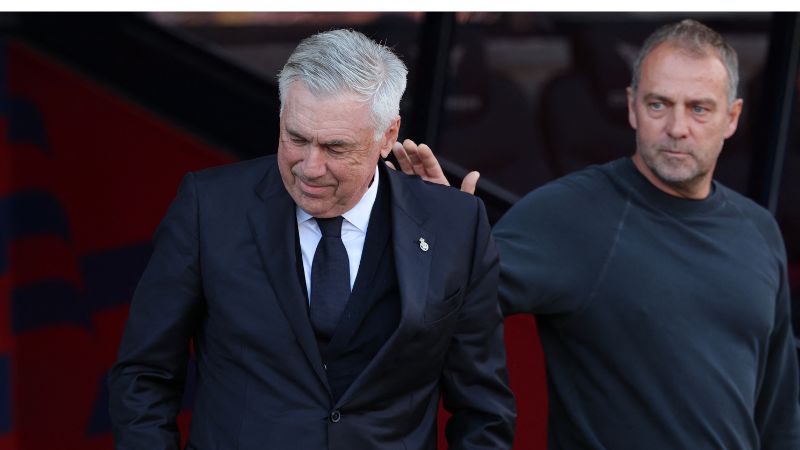 El técnico del Barcelona, Hansi Flick, saluda a su colega del Real Madrid, Carlo Ancelotti.