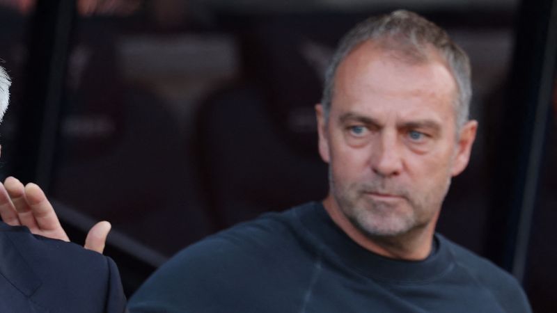 El técnico alemán del Barcelona, Hansi Flick, sale en defensa del uruguayo Ronald Araújo.