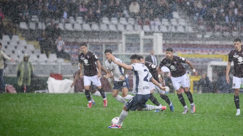 El centrocampista albanés del Inter de Milán, Kristjan Asllani, remata para marcar un gol contra el Torino.