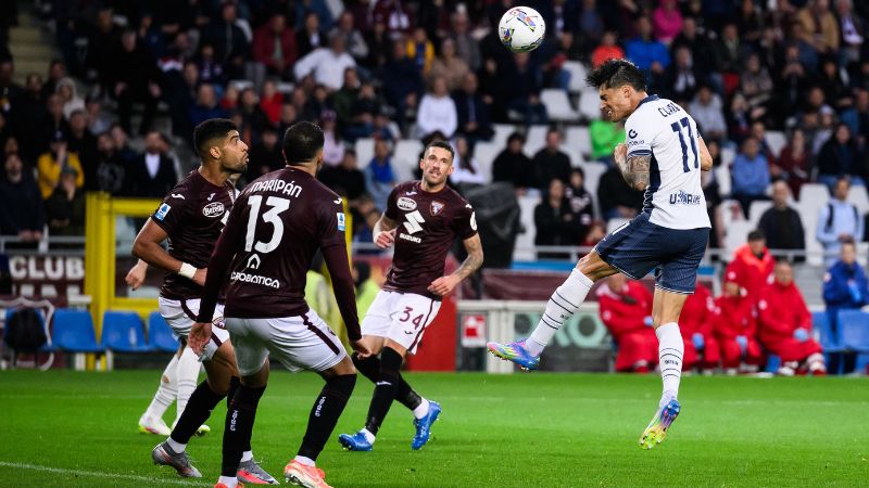 El delantero argentino del Inter de Milán, Joaquín Correa, cabecea el balón durante el partido ante el Torino.