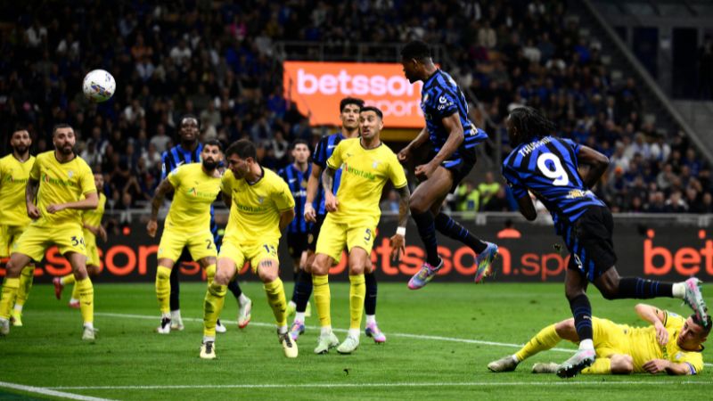 El defensa holandés del Inter de Milán, Denzel Dumfries, marca el segundo gol de su equipo frente al Lazio.