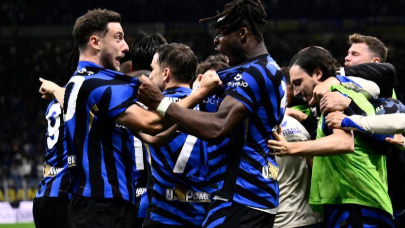 Los jugadores del Inter de Milán esperan celebrar el título de la liga italiana y luego la Champions contra el PSG.