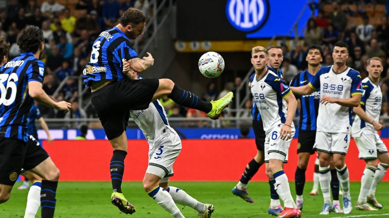 El delantero austriaco del Inter de Milán, Marko Arnautović, cabecea el balón durante el partido de la Serie A ante el Hellas Verona FC.