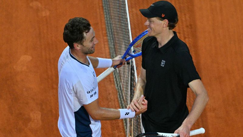 Jannik Sinner se saluda con Casper Ruud.