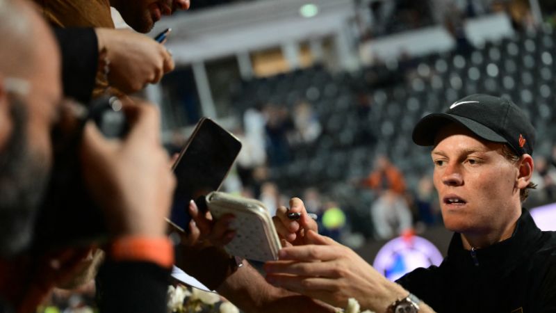 El italiano Jannik Sinner firma autógrafos tras ganar un partido individual masculino contra el argentino Mariano Navone.