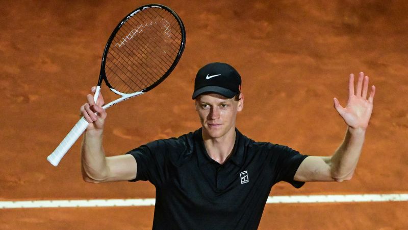 El italiano Jannik Sinner celebra tras vencer al argentino Mariano Navone durante su partido individual masculino en el Master 1000 de Roma.