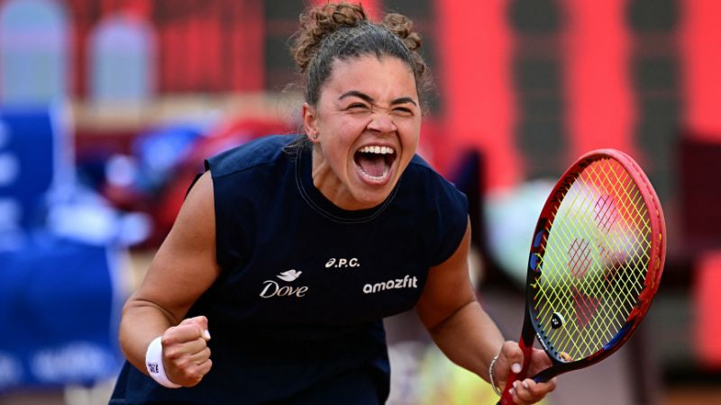La italiana Jasmine Paolini celebra tras su victoria en la final individual femenina contra la estadounidense Coco Gauff durante el Abierto de Roma.