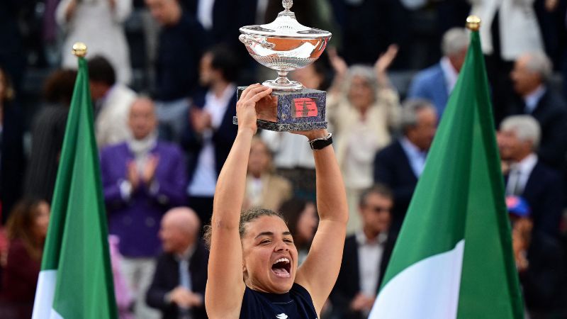 La italiana Jasmine Paolini celebra tras su victoria en la final individual femenina contra la estadounidense Coco Gauff durante el Abierto de Roma.