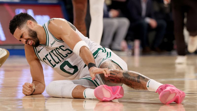 Jayson Tatum de los Boston Celtics yace en el suelo tras lesionarse contra los New York Knicks.