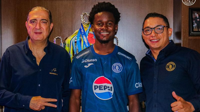 Pedro Atala y Emilio Izaguirre en la renovación de contrato de Jonathan Núñez.