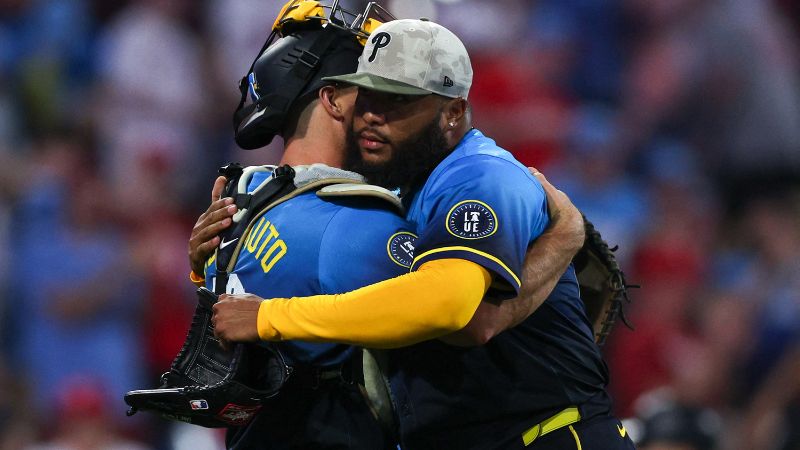 José Alvarado de los Filis de Filadelfia y JT Realmuto celebran la victoria contra los Piratas de Pittsburgh.