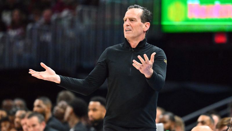 El entrenador Kenny Atkinson de los Cleveland Cavaliers, destaca en la presente temporada de la NBA.