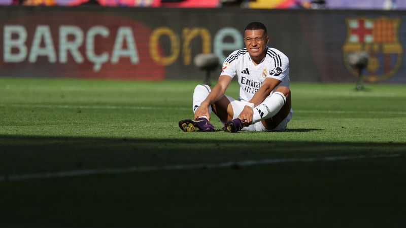El delantero francés del Real Madrid, Kylian Mbappé, se lamenta luego de haber perdido el clásico contra el Barcelona.