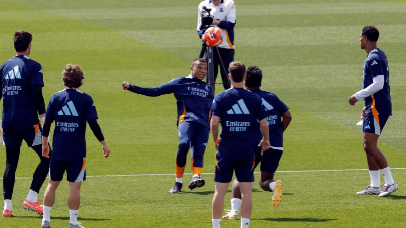 El delantero francés del Real Madrid, Kylian Mbappé, asiste a un entrenamiento previo al clásico frente a Barcelona.