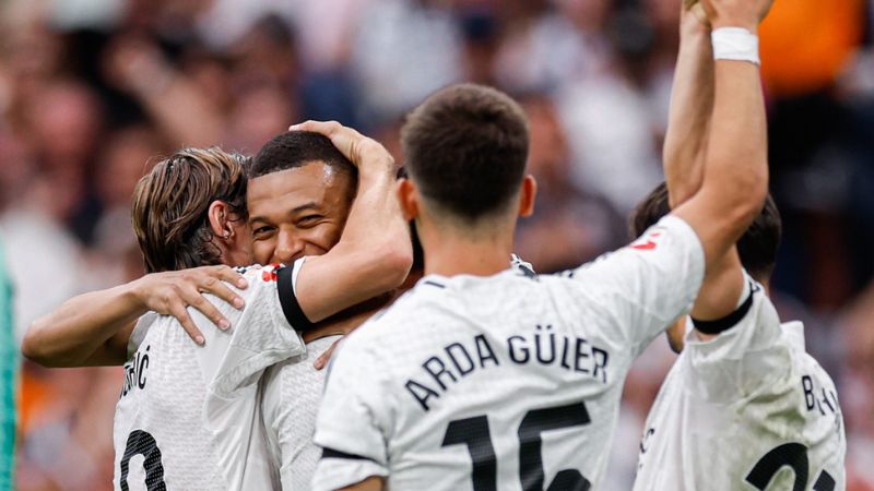 El goleador del Real Madrid, Kylian Mbappé, es felicitado por sus compañeros de equipo, luego de anotar el segundo gol ante la Real Sociedad.