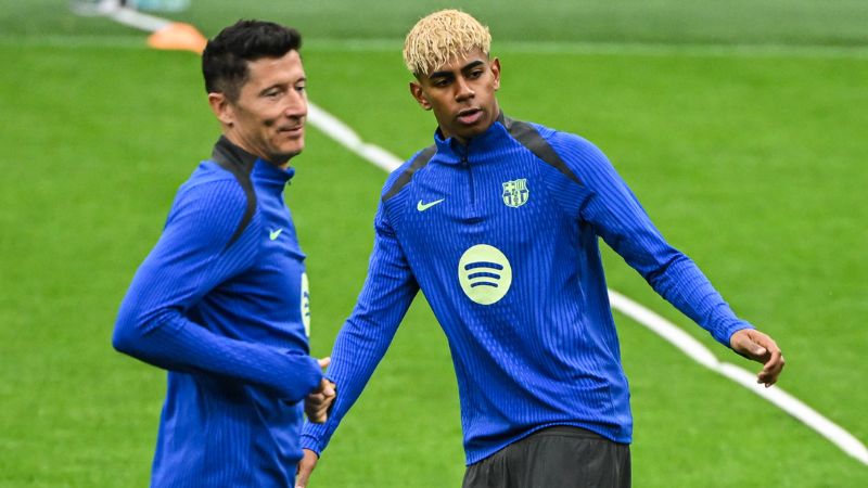 El delantero polaco del Barcelona, ​​Robert Lewandowski, y ​​Lamine Yamal asisten a una sesión de entrenamiento previo a enfrentar al Inter de Milán.