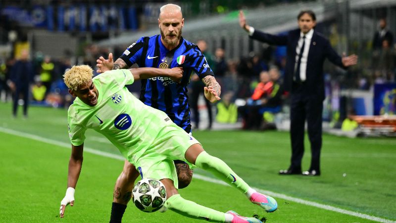 El delantero español del Barcelona, Lamine Yamal, y el defensa italiano del Inter de Milán, Federico Dimarco, luchan por el balón.