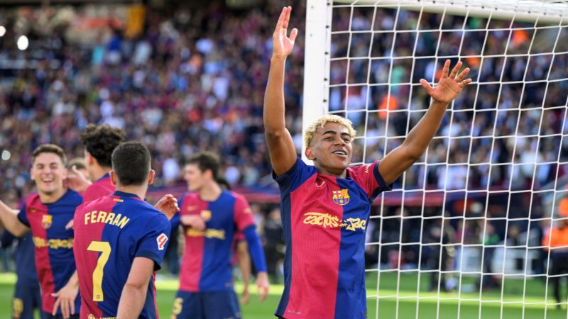 El delantero español del Barcelona, Lamine Yamal, y sus compañeros celebran la victoria sobre el Real Madrid.