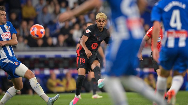 El delantero español del Barcelona, Lamine Yamal, dispara para marcar el primer gol frente al Espanyol.