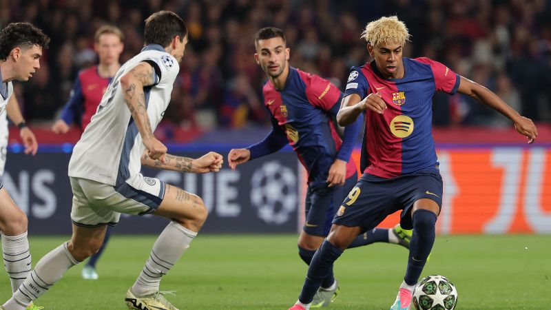 El defensa italiano del Inter de Milán, Francesco Acerbi, enfrenta al delantero español del Barcelona Lamine Yamal.