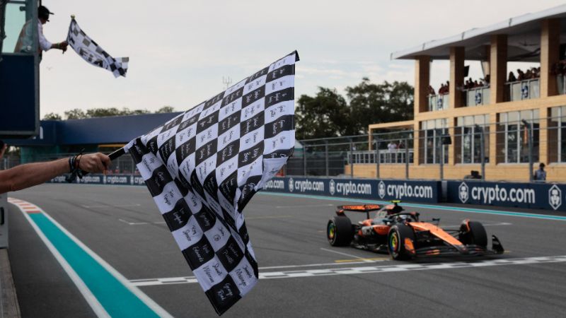 El piloto británico de McLaren, Lando Norris, cruza la línea de meta para terminar segundo en el Gran Premio de Fórmula Uno de Miami.