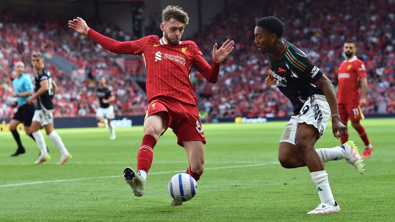 El defensa norirlandés del Liverpool, Conor Bradley, disputa el balón con el centrocampista inglés del Arsenal, Myles Lewis-Skelly.