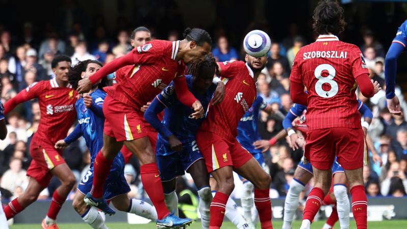El defensa holandés del Liverpool, Virgil van Dijk, marca de cabeza su primer gol durante el partido contra el Chelsea.