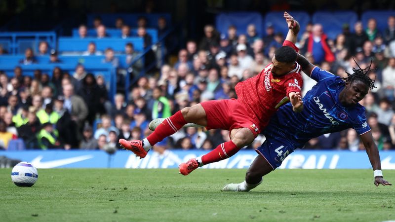 El delantero egipcio del Liverpool, Mohamed Salah, recibe una falta del centrocampista belga del Chelsea, Romeo Lavia.