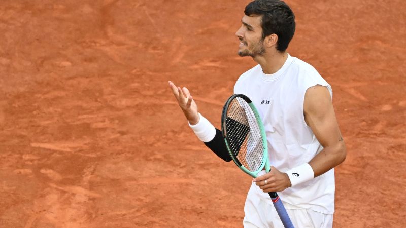 El italiano Lorenzo Musetti hace un gesto ante el canadiense Gabriel Diallo durante su partido de cuartos de final.