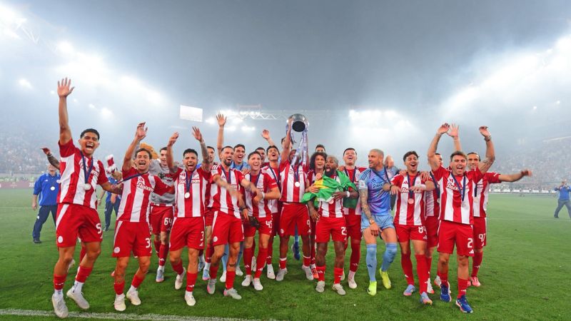 El hondureño Luis Palma celebra con sus compañeros la obtención del título en la Superliga de Grecia.
