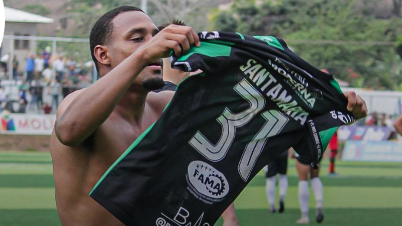 El carrilero Luis Santamaría Crisanto advierte que él no es el héroe de Juticalpa FC, sino que Dios, sus compañeros y toda la afición del equipo.