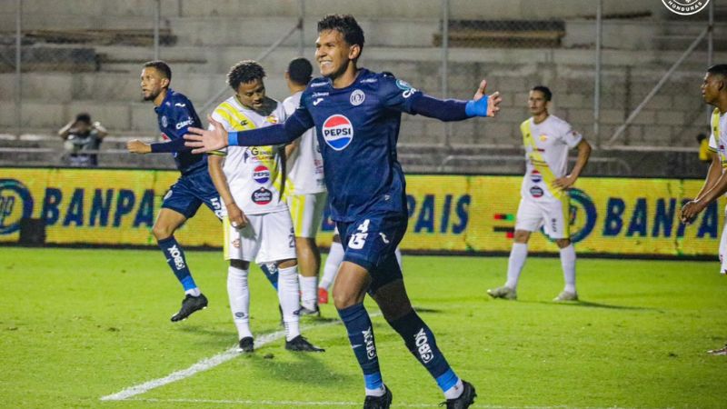 Luis Vega ha mostrado que además de defender bien, tiene gol cuando se suma al ataque.