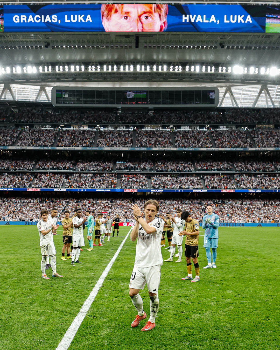 Este es el momento en que Luka Modric abandona el terreno de juego y ovacionado por los seguidores del Real Madrid.