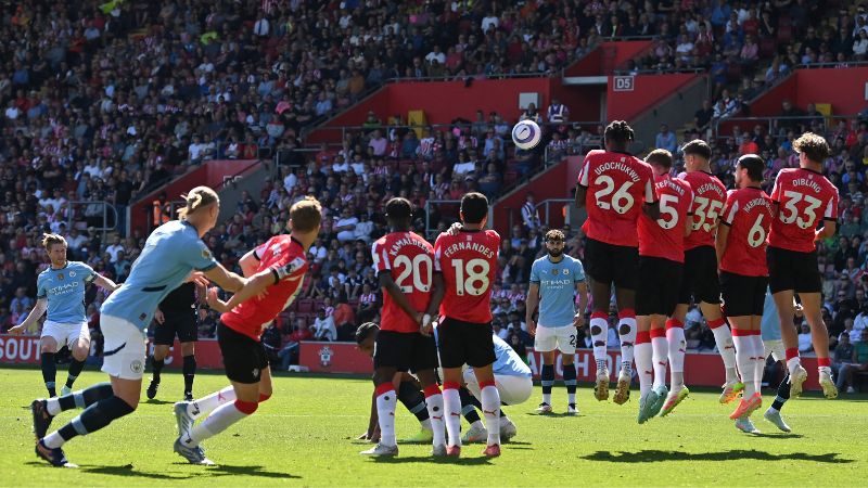 El centrocampista belga del Manchester City, Kevin De Bruyne, falla el tiro libre durante el partido contra el Southampton.