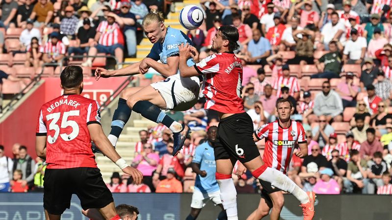 El delantero noruego del Manchester City, Erling Haaland, falla este remate de cabeza durante el partido contra el Southampton.