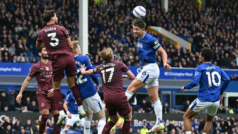 En la foto de archivo, el defensa inglés del Everton, James Tarkowski, gana un cabezazo durante el partido contra el Manchester City.