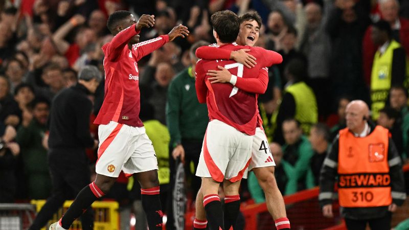 Los jugadores del Manchester United, Mason Mount, Harry Amass, y Kobbie Mainoo, celebran el triunfo sobre el Athletic Club Bilbao.